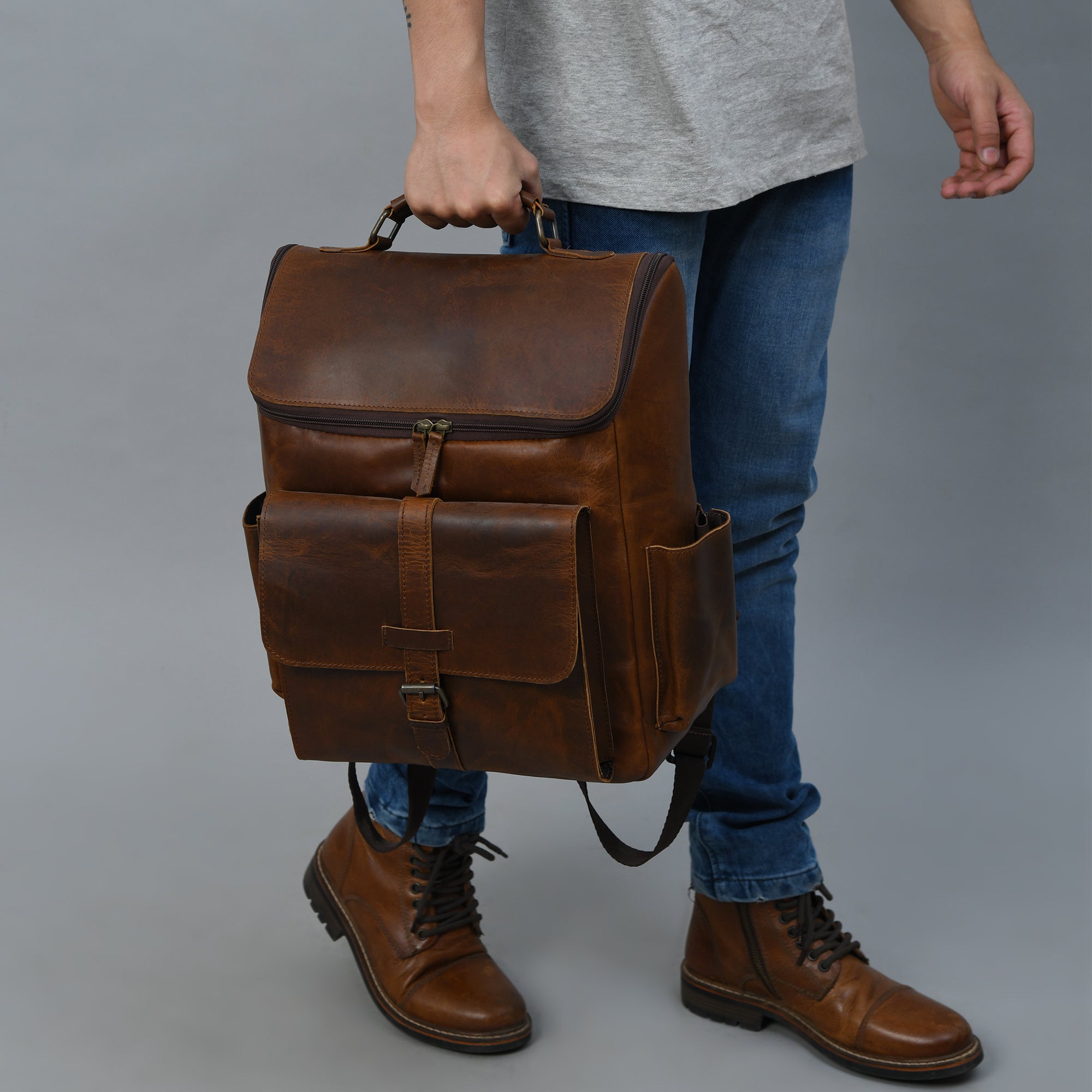 16-Zoll-Rucksack aus vollnarbigem Leder | Rucksacktasche mit gepolstertem Laptopfach und verstellbarem Riemen (Bourbonbraun)