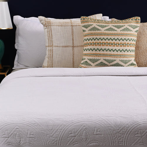 Day & Night MatelassÃ© Bedcover Made from Organic Long-Staple Cotton, Light, Airy, Soft Hand Feel. Includes Two Pillow Shams, Adding Luxury Your Bed, Perfect for Year-Round Comfort and Relaxation (1 Bedcover + 2 Pillow Shams)