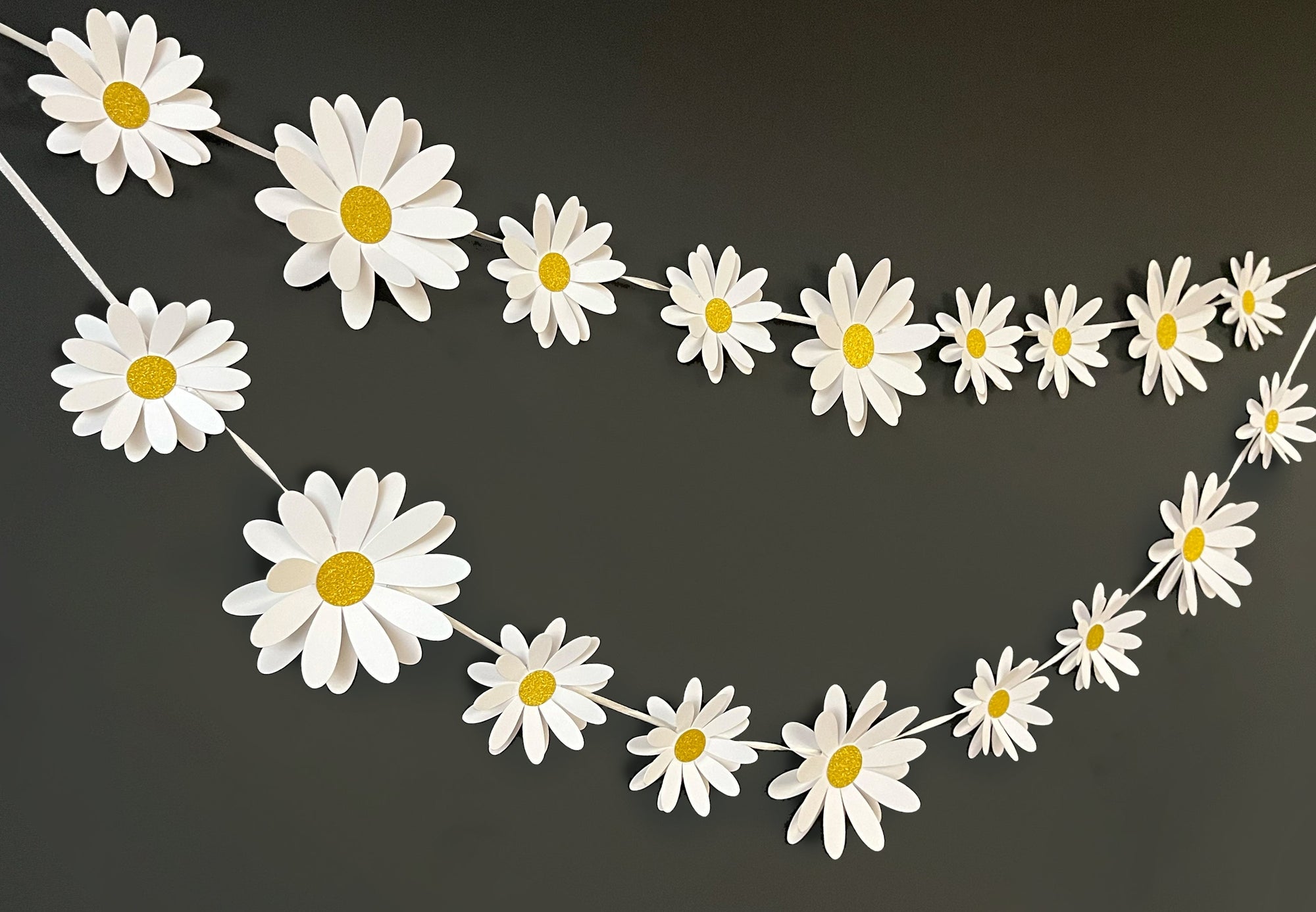 White Daisy Flower Paper Bunting, Decorative Accent, Perfect for Party DÃ©cor, Elegant Floral Design (Set of 10)