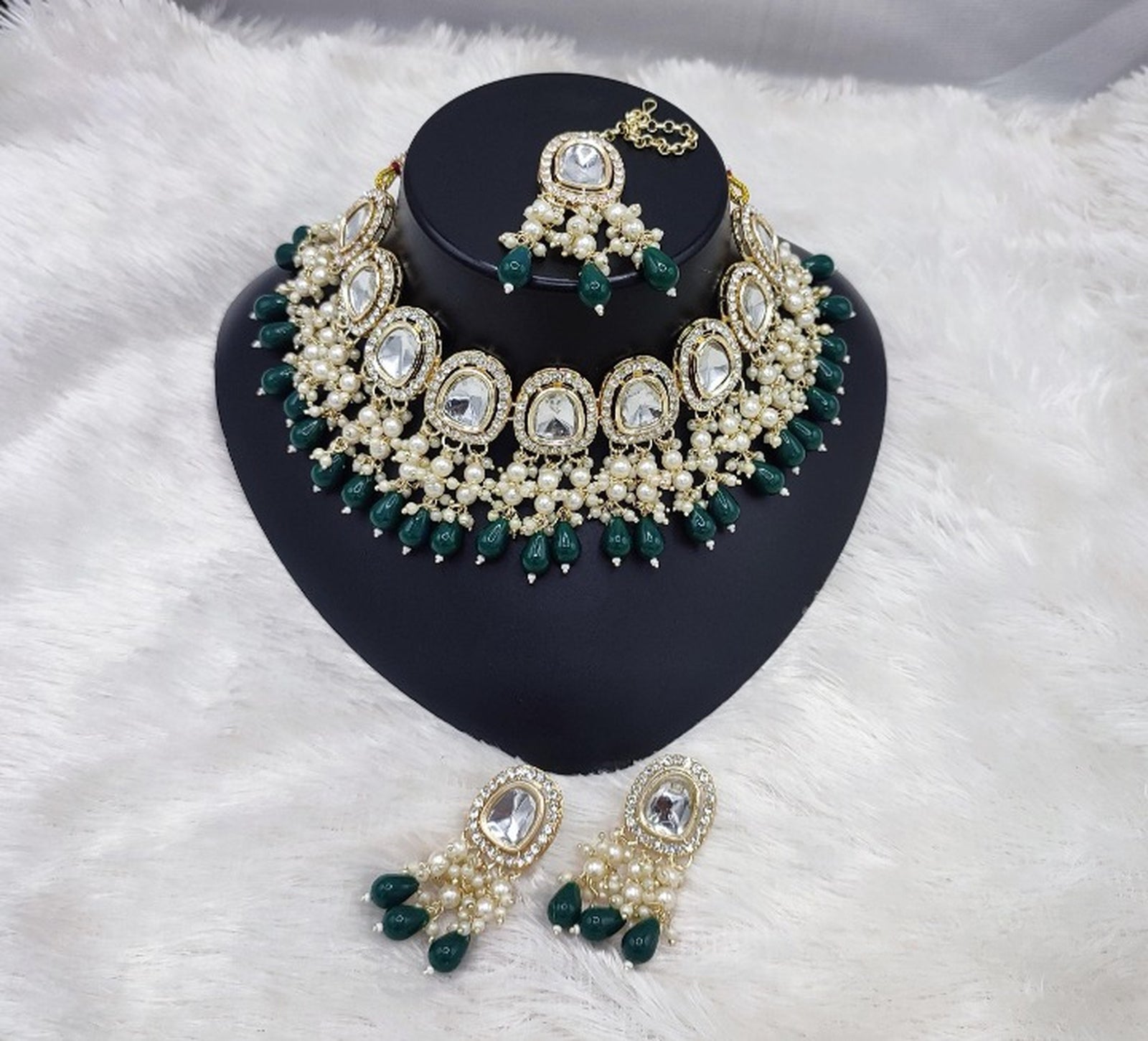 Elegant Kundan Pearl Necklace Set, Emerald Green Drops and Matching Tikka, Traditional Indian Wedding Jewelry (Set of 2)