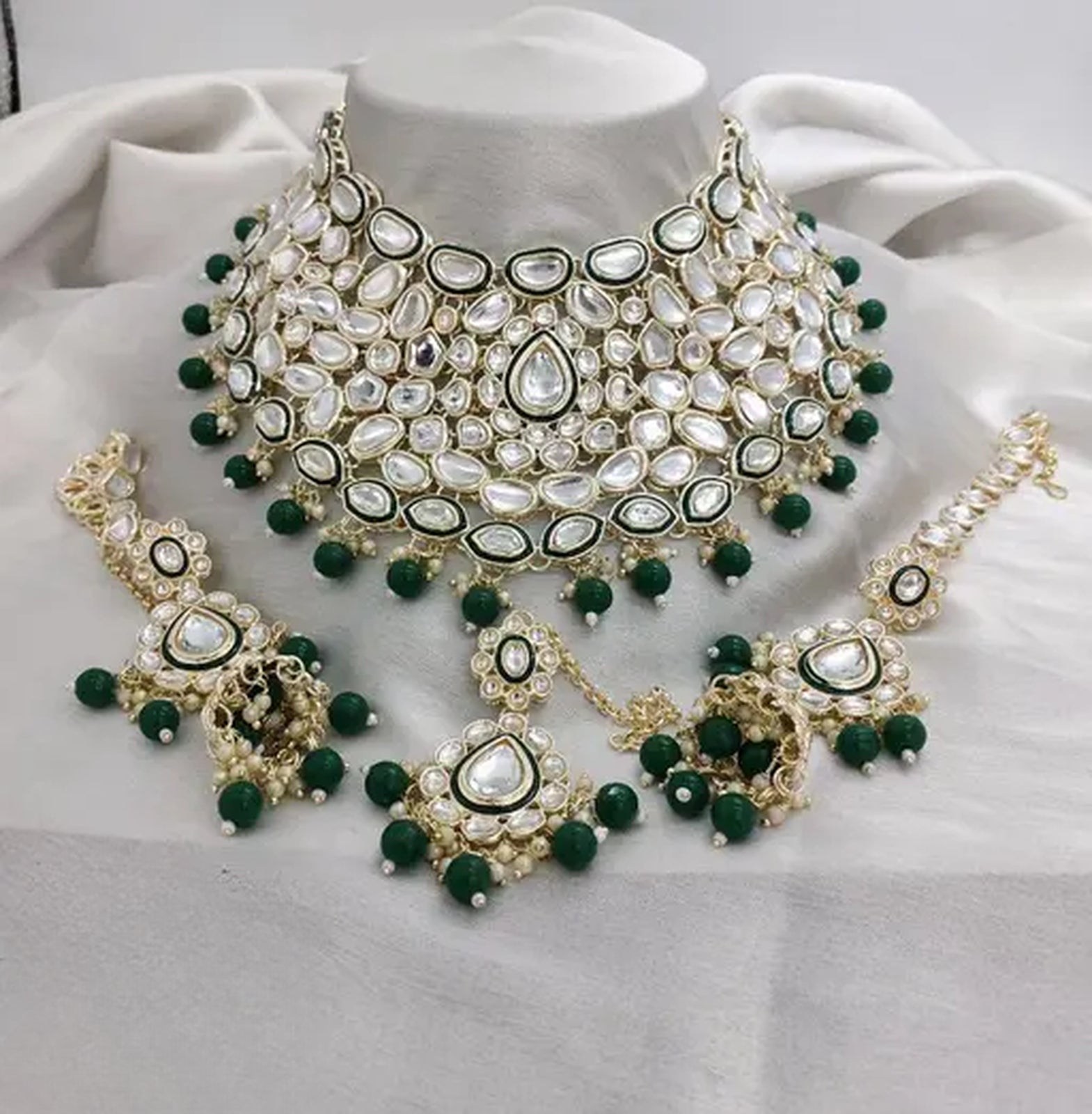 Royal Kundan Choker Set, Emerald Green Beads - Traditional Indian Wedding Jewelry Set, Earrings and Tikka, Traditional Indian Wedding Jewelry (Set of 2)