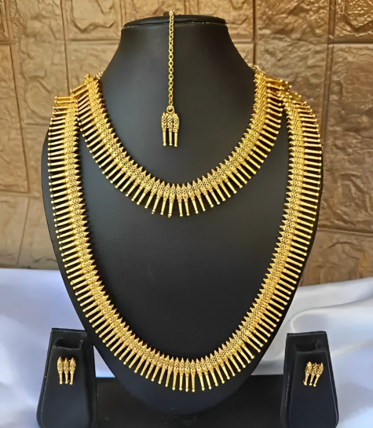 Exquisite Gold Spike Necklace Set - Traditional Kerala Style Jewelry Collection
Wedding Jewelry (Set of 2)