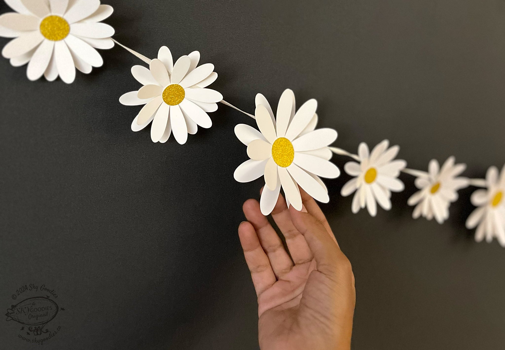 White Daisy Flower Paper Bunting, Decorative Accent, Perfect for Party DÃ©cor, Elegant Floral Design (Set of 10)