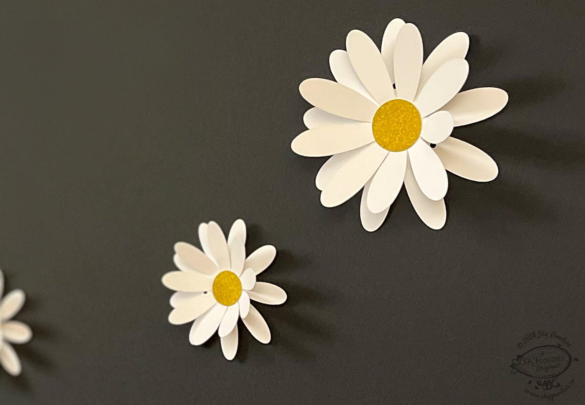 White Daisy Flower Paper Bunting, Decorative Accent, Perfect for Party DÃ©cor, Elegant Floral Design (Set of 10)