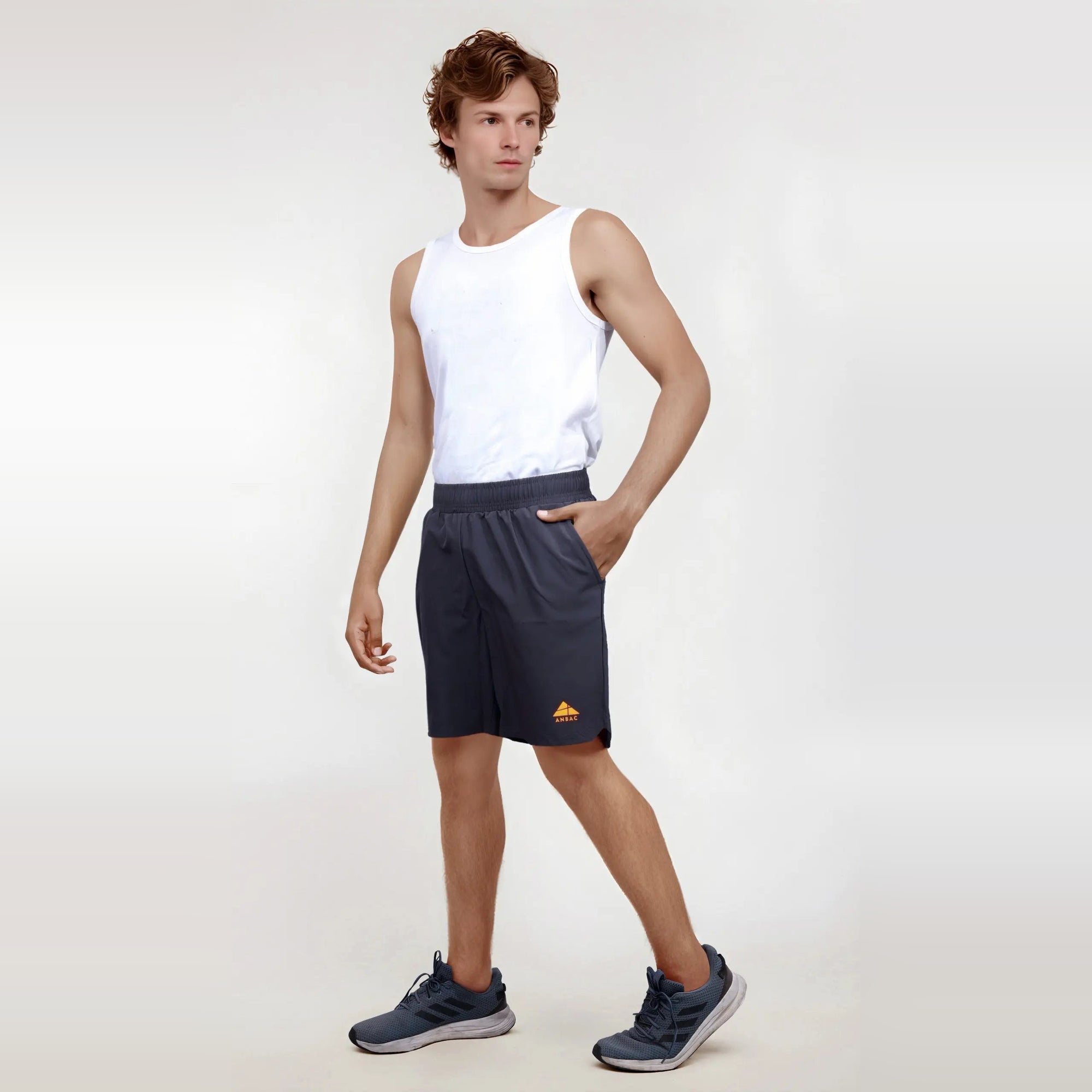 Man wearing wrinkle-free, dry-fit shorts, ideal for sports and the gym. Available in a regular fit.