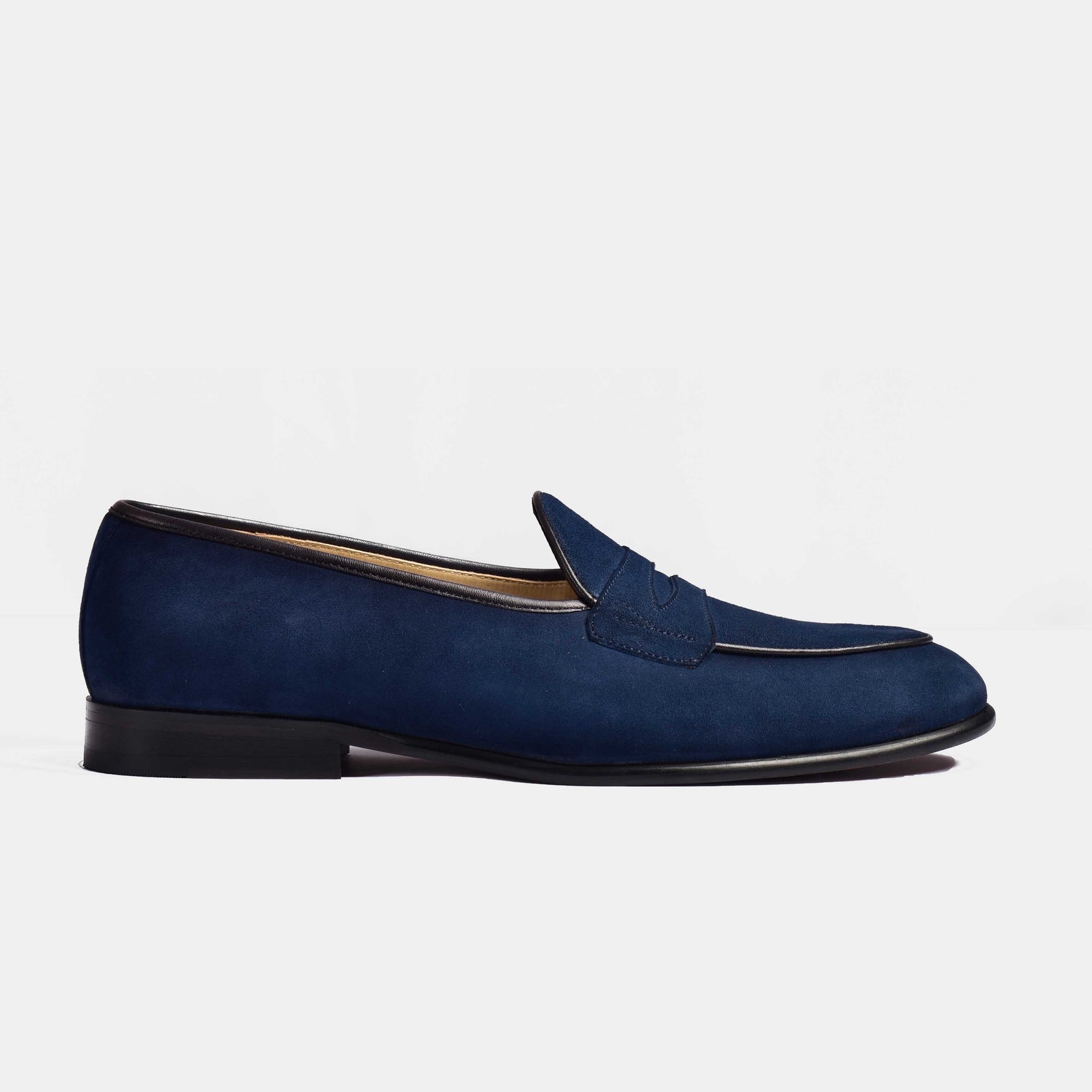 Arno Loafers in navy blue suede. These stylish loafers feature a classic grand penny design.